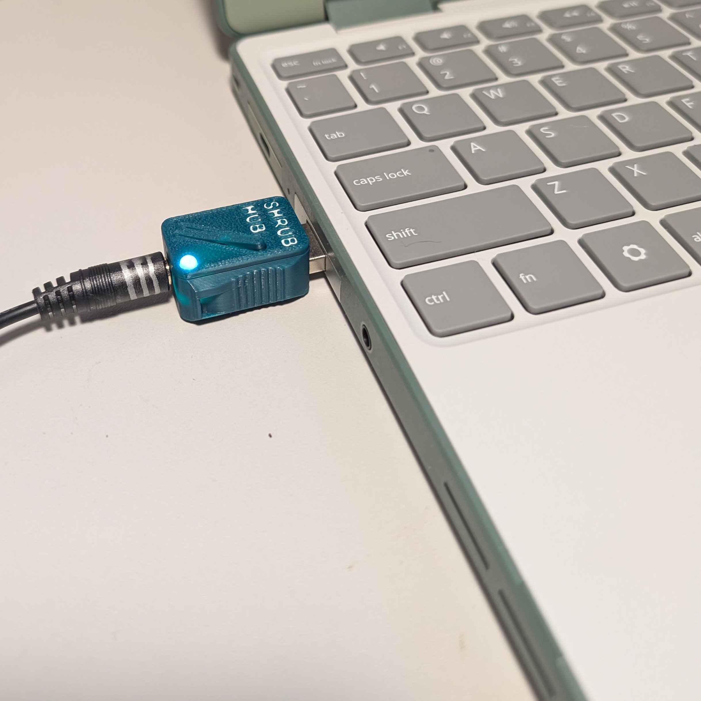 A shrub hub in single switch mode connected to a laptop